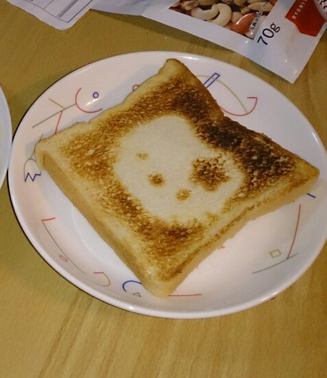 Here is a photo of one of the coolest things I found in my house when I arrived, and I still use it to this day. That's right, my Hello Kitty toaster! ヨッシャ！