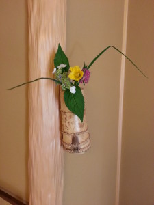 Photo 4. 茶花Cha bana: Wild flowers in the bamboo vase.